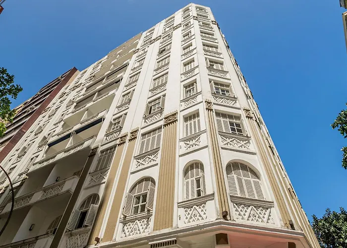 Prédio com serviços ao lado da praia de Copacabana Rio de Janeiro